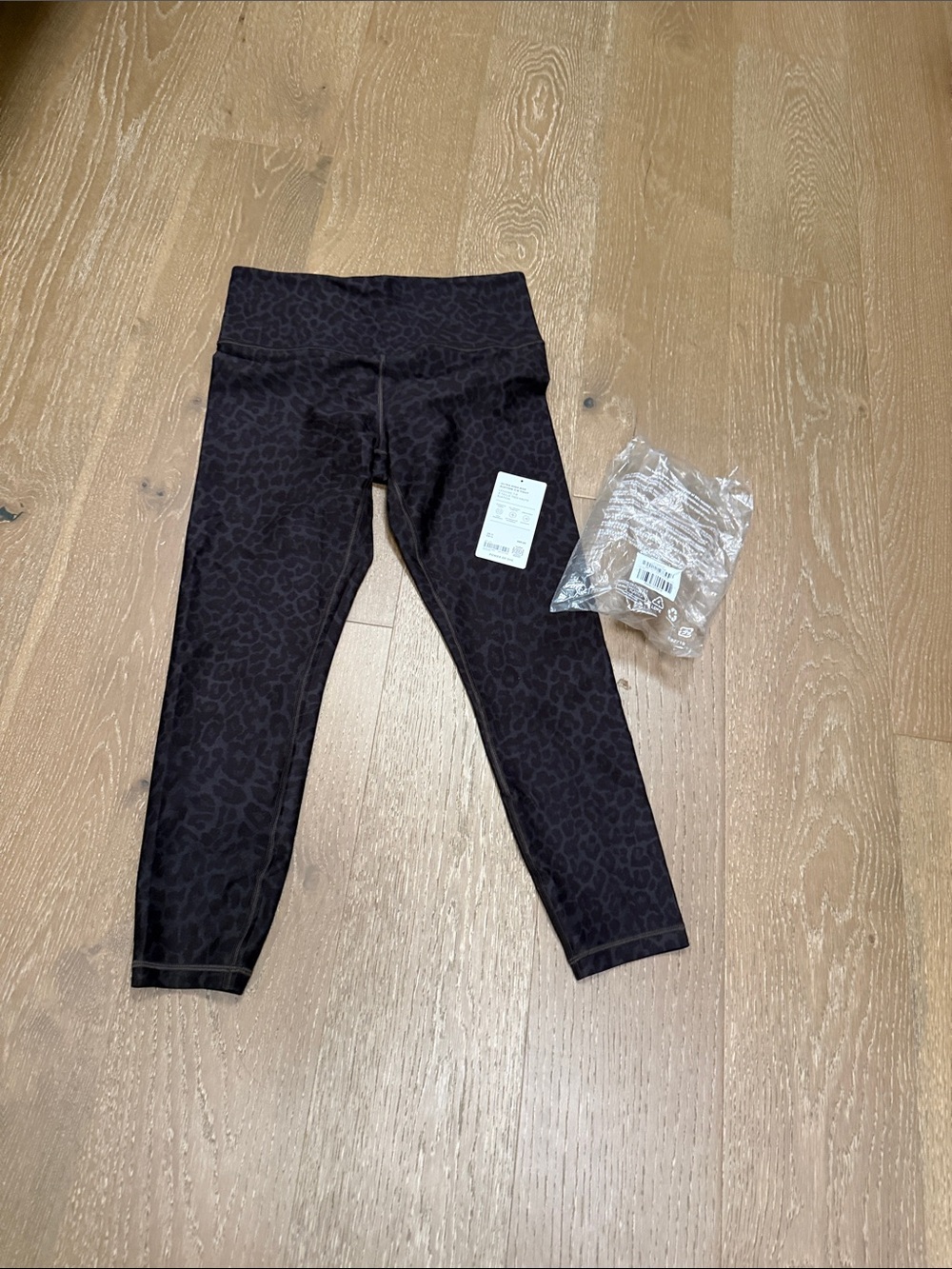 ATHLETA Ultra high rise elation 7/8 legging leopard print. NEW
NWOT size medium